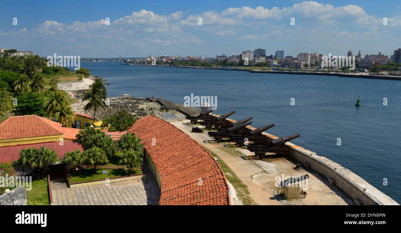 Panorama de La Habana Vieja desde Morro castillo vigila la entrada a la bahía de La Habana Cuba Castillo de San Salvador de la punta Foto de stock