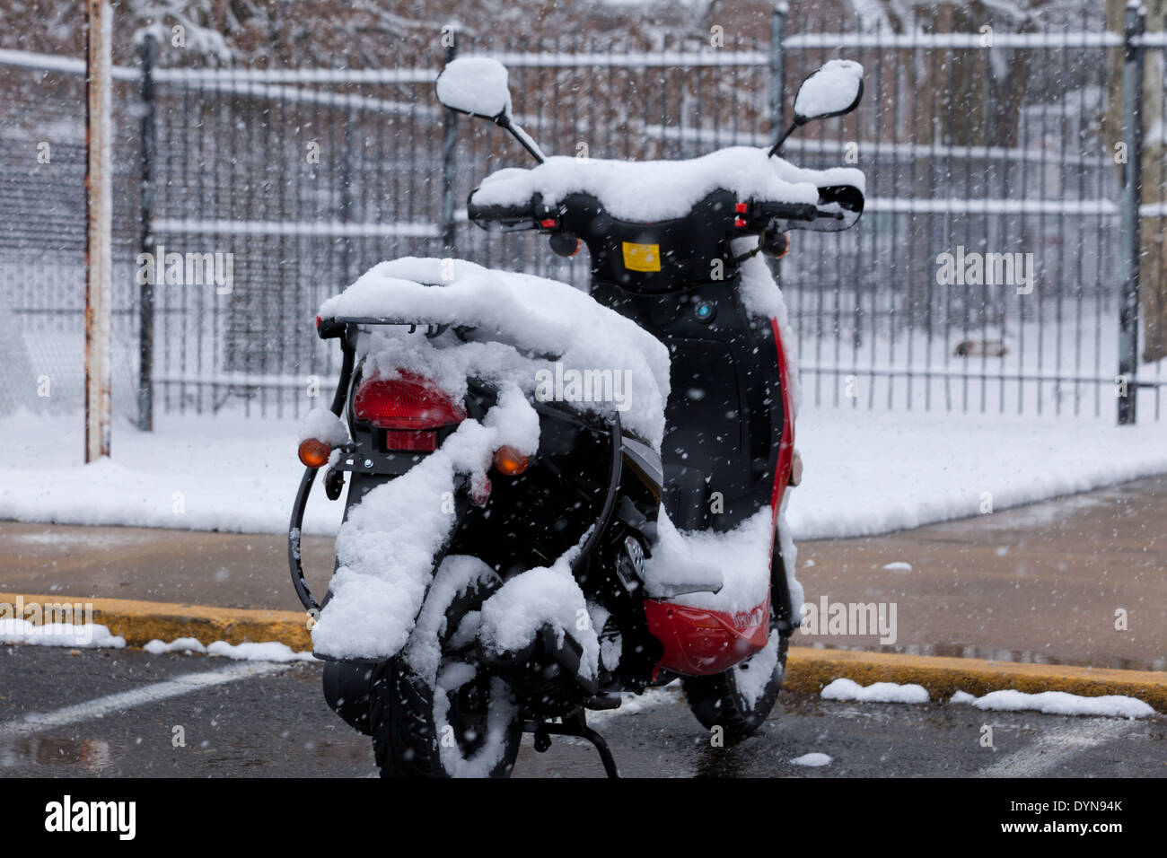 Cubiertas de nieve scooter ciclomotor Foto de stock