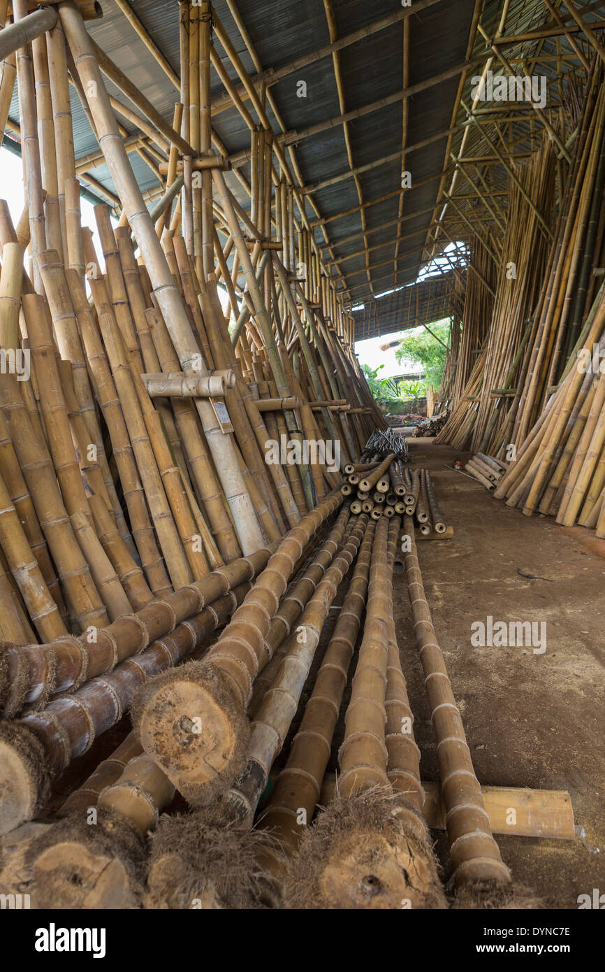 Los troncos de bambú en fábrica, Ubud, Bali, Indonesia Foto de stock