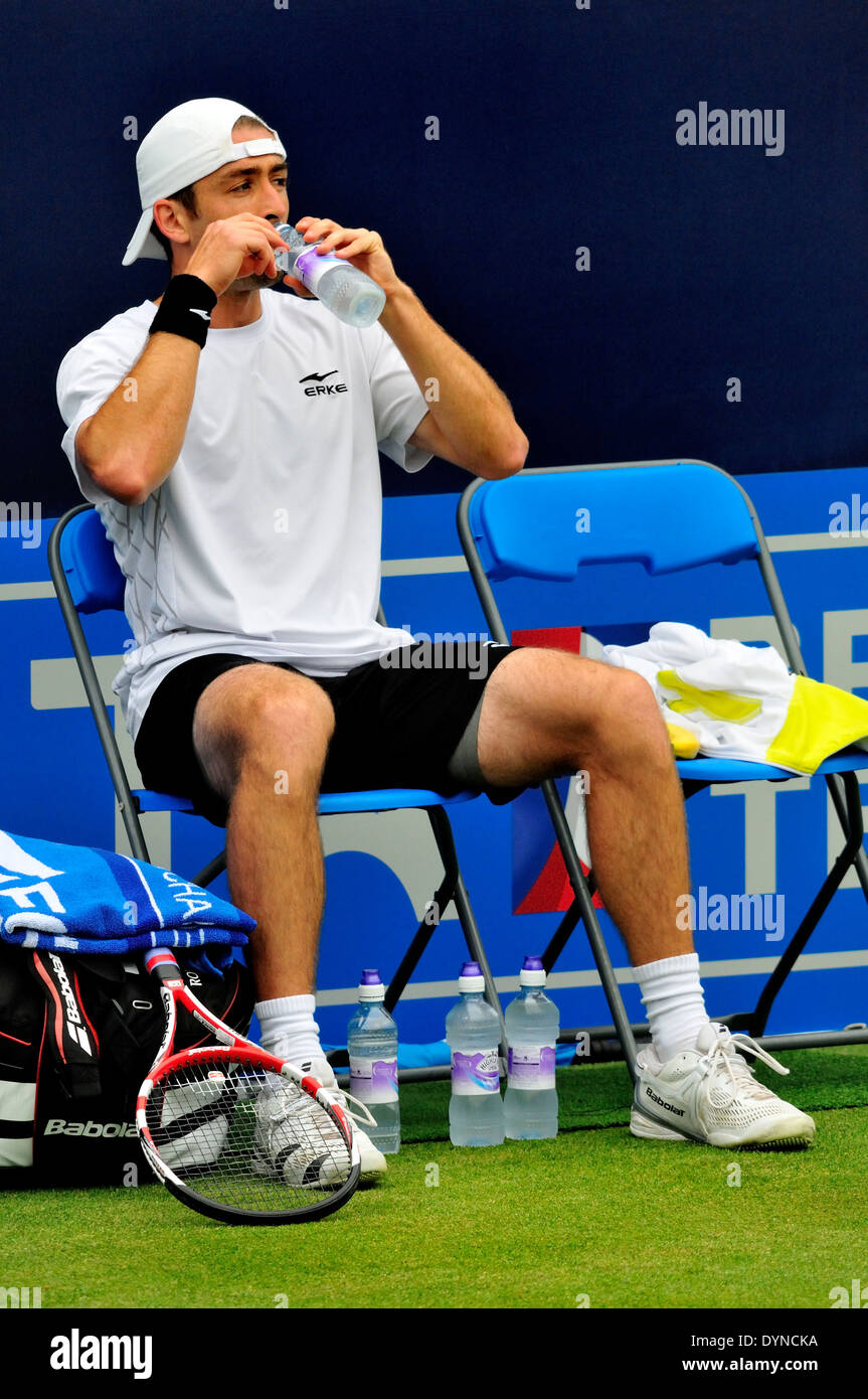 Benjamin Becker (Alemania) tomando una copa entre juegos, Queen's Club, Londres 2013 Foto de stock