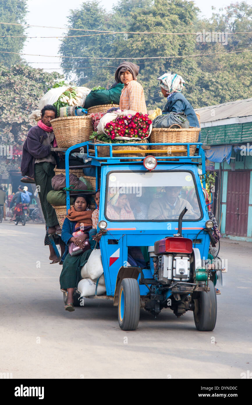Personas y producir todo al mercado Bagan Birmania Myanmar Foto de stock