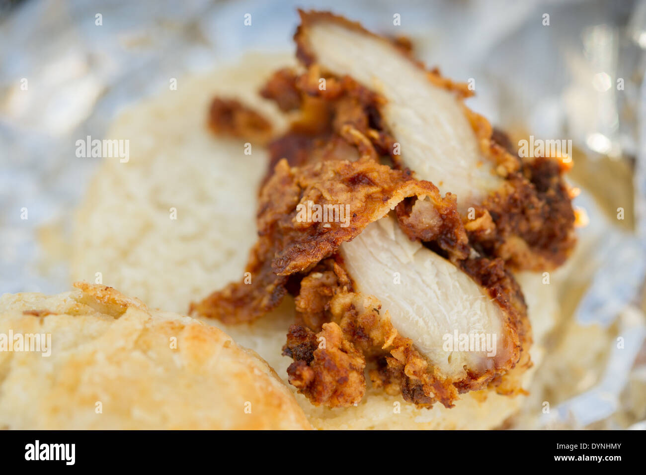 Close-up de pollo frito en una galleta en el Waverly Farmers Market en Baltimore, Maryland Foto de stock