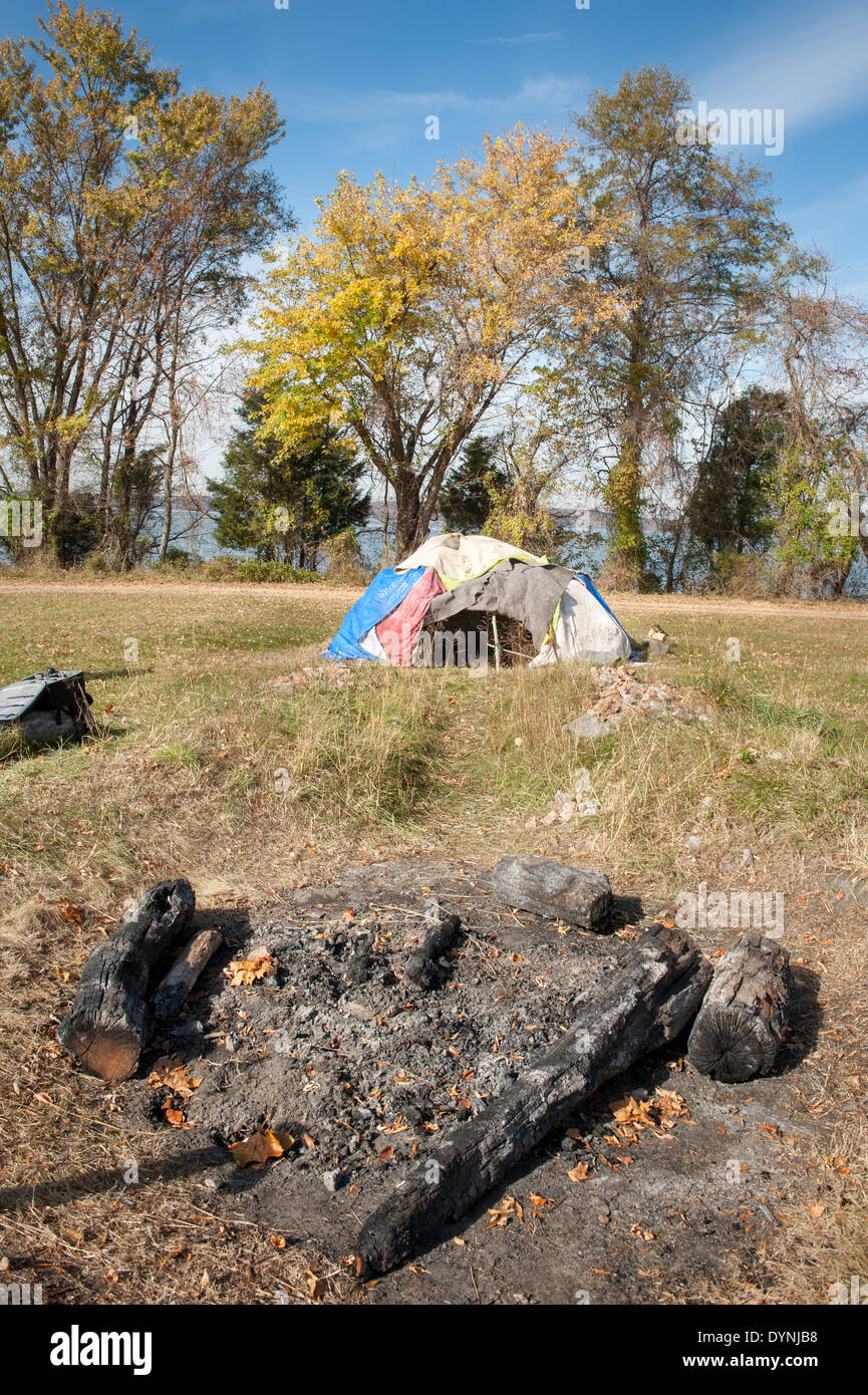 Pozo de fuego y carpa en la nación india Piscataway cementerios, Accokeek, Maryland Foto de stock