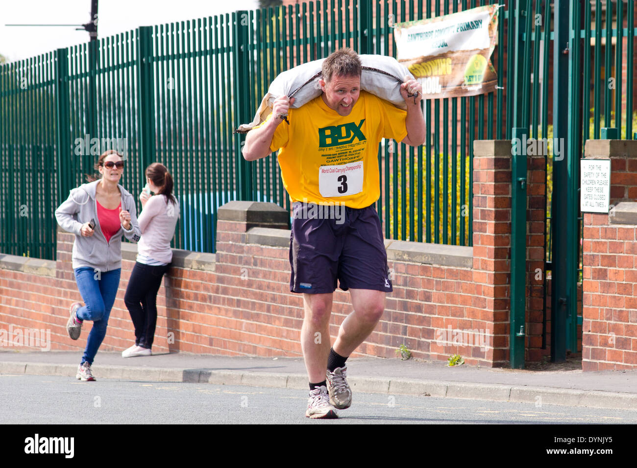 Llevar el campeonato mundial de carbón, Gawthorpe, West Yorkshire, el Lunes de Pascua de 2014. La carrera concursante masculino Foto de stock