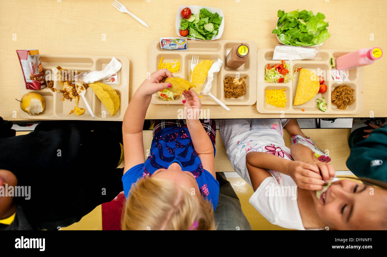 Los niños de escuela primaria sentado en una mesa comiendo en una cafetería Hagerstown, Maryland Foto de stock