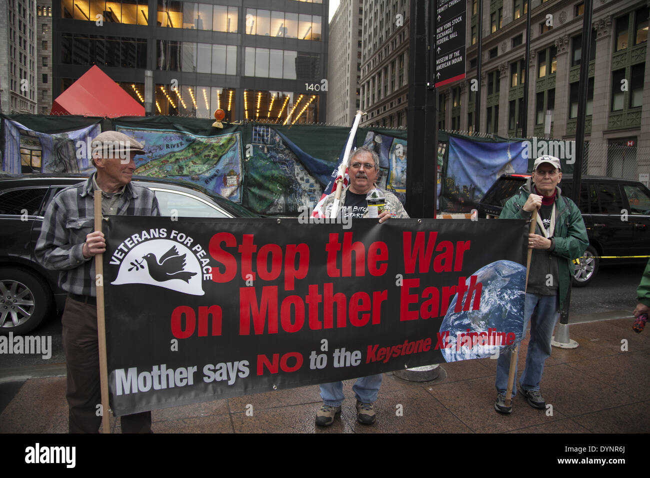 Nueva York, NY, EE.UU . 22 abr, 2014. Los activistas ambientales rally el día de la tierra en el parque Zuccotti, marzo de Wall Street para pedir el cambio del sistema y no del clima. El movimiento es todavía ocupan alrededor en NYC parece. Crédito: David Grossman/Alamy Live News Foto de stock