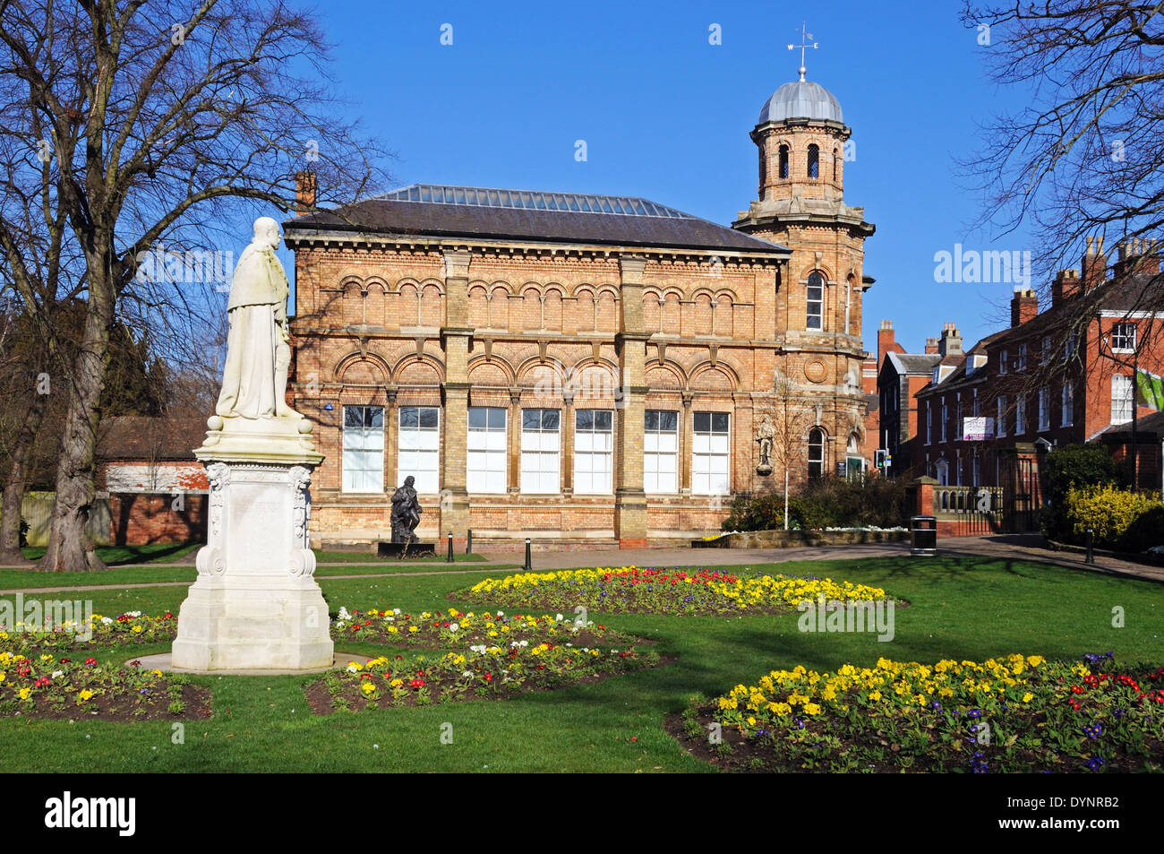 Estatua del rey Edward VII con el antiguo edificio de la biblioteca en la parte trasera, Beacon Park, Lichfield, Staffordshire, Inglaterra, Reino Unido, Europa Occidental. Foto de stock
