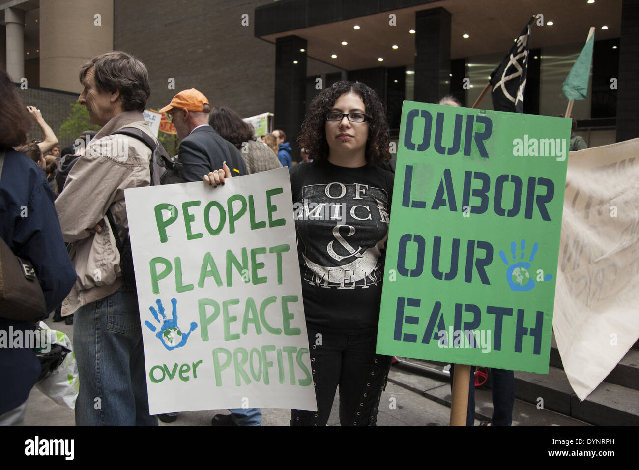 Nueva York, NY, ESTADOS UNIDOS , 22 abr, 2014. Los activistas ambientales rally el día de la tierra en el parque Zuccotti, marzo de Wall Street para pedir el cambio del sistema y no del clima. El movimiento es todavía ocupan alrededor en NYC parece. Crédito: David Grossman/Alamy Live News Foto de stock
