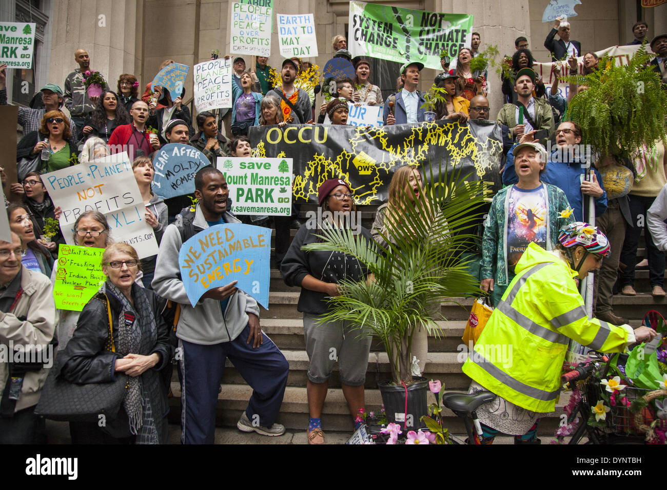 Nueva York, NY, ESTADOS UNIDOS , 22 abr, 2014. Los activistas ambientales rally el día de la tierra en el parque Zuccotti, marzo de Wall Street para pedir el cambio del sistema y no del clima. El movimiento es todavía ocupan alrededor en NYC parece. Crédito: David Grossman/Alamy Live News Foto de stock