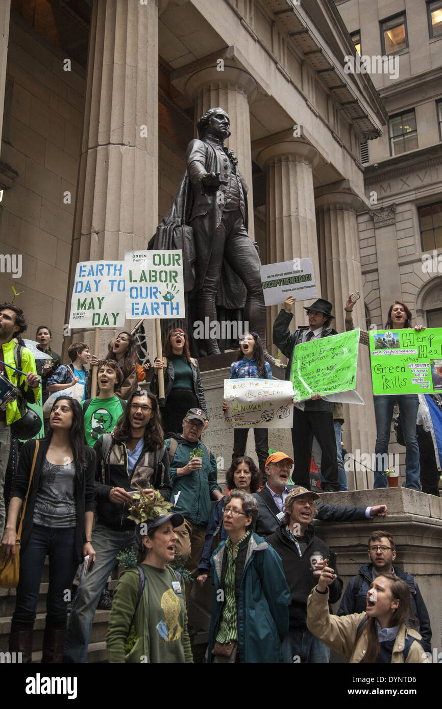 Nueva York, NY, ESTADOS UNIDOS , 22 abr, 2014. Los activistas ambientales rally el día de la tierra en el parque Zuccotti, marzo de Wall Street para pedir el cambio del sistema y no del clima. El movimiento es todavía ocupan alrededor en NYC parece. Crédito: David Grossman/Alamy Live News Foto de stock