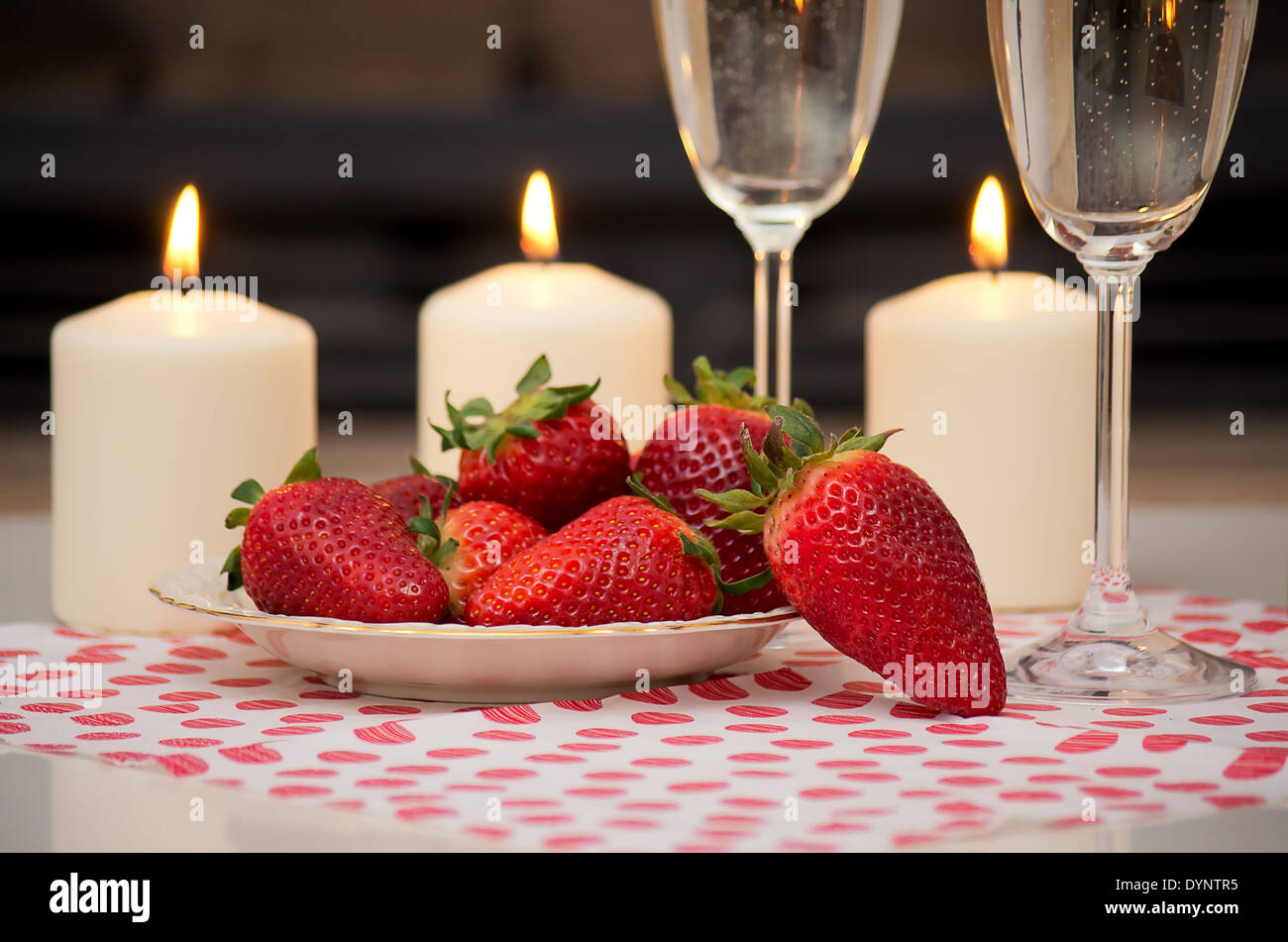 Champán, fresas y velas para una noche romántica Fotografía de stock - Alamy