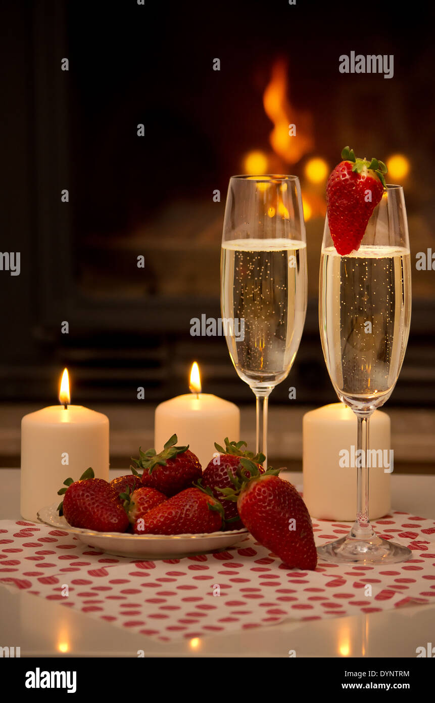 Champán, fresas, velas y una velada romántica junto a la chimenea  Fotografía de stock - Alamy