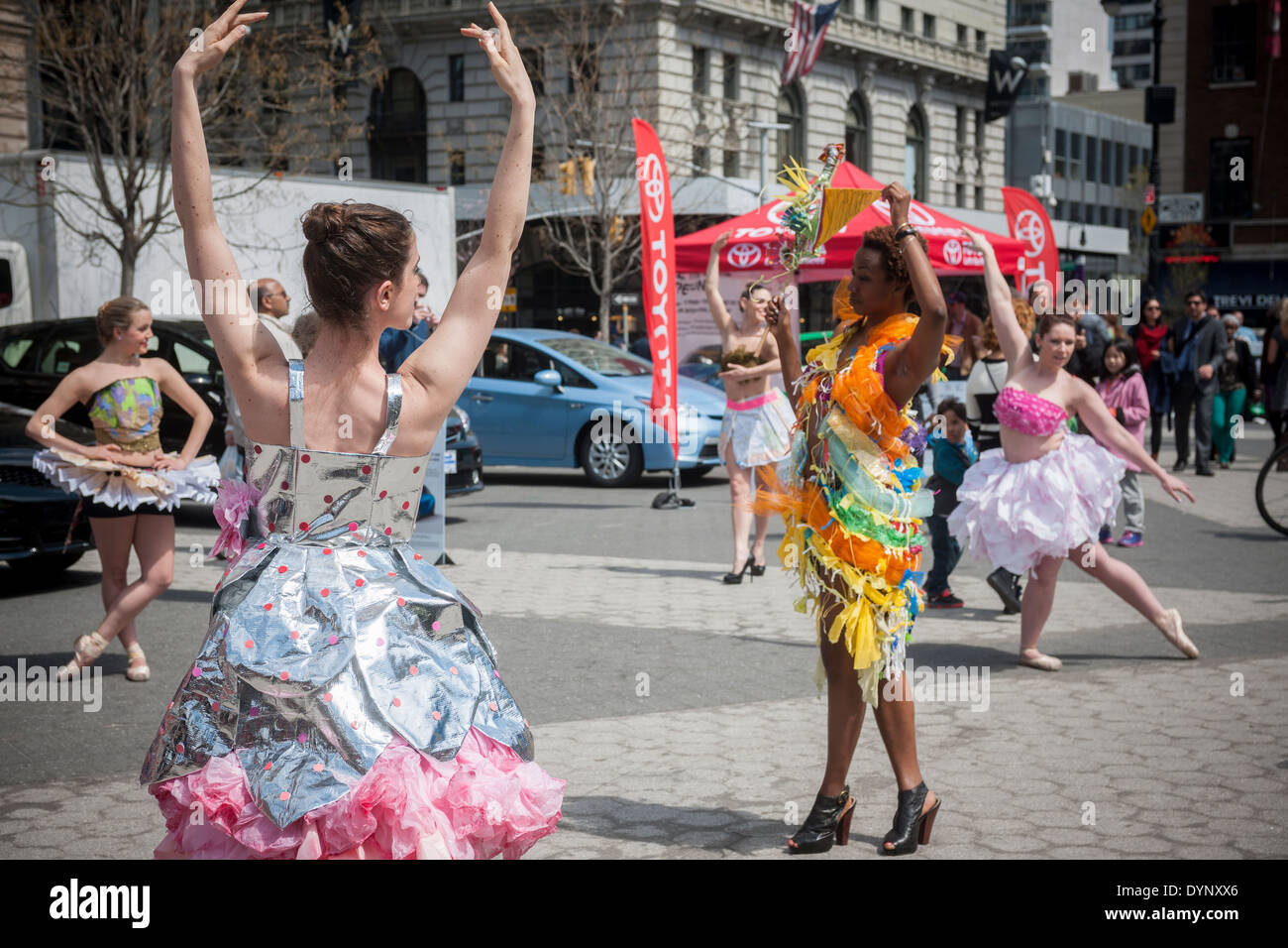 Bailarines vestidos en trajes de material reciclado realice en Union Square, en Nueva York, durante la feria de Nueva York el día de la tierra Fotografía de Alamy