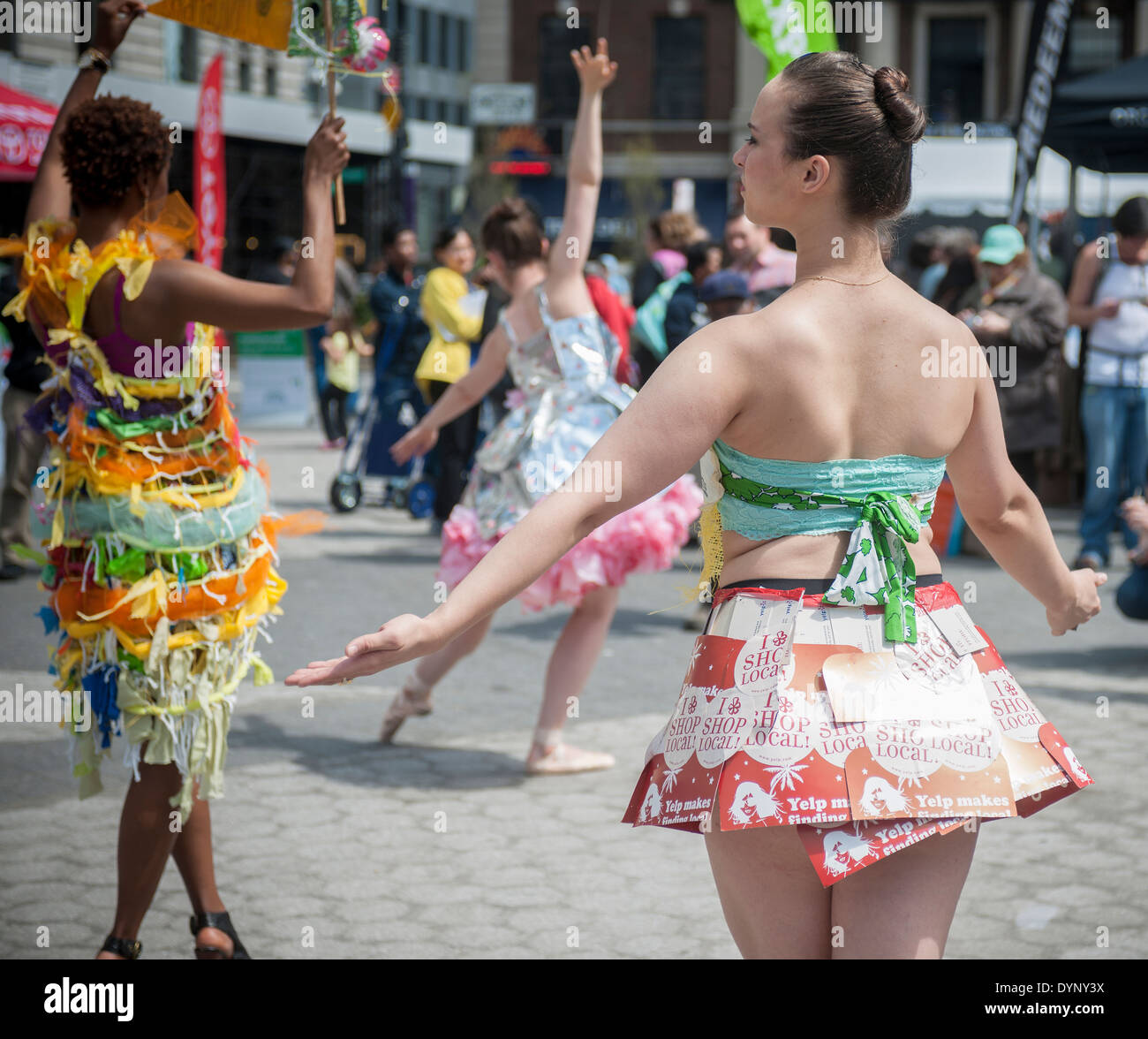 Sede Suministro Planta de semillero Bailarines vestidos en trajes de material reciclado realice en Union  Square, en Nueva York, durante la feria de Nueva York el día de la tierra  Fotografía de stock - Alamy