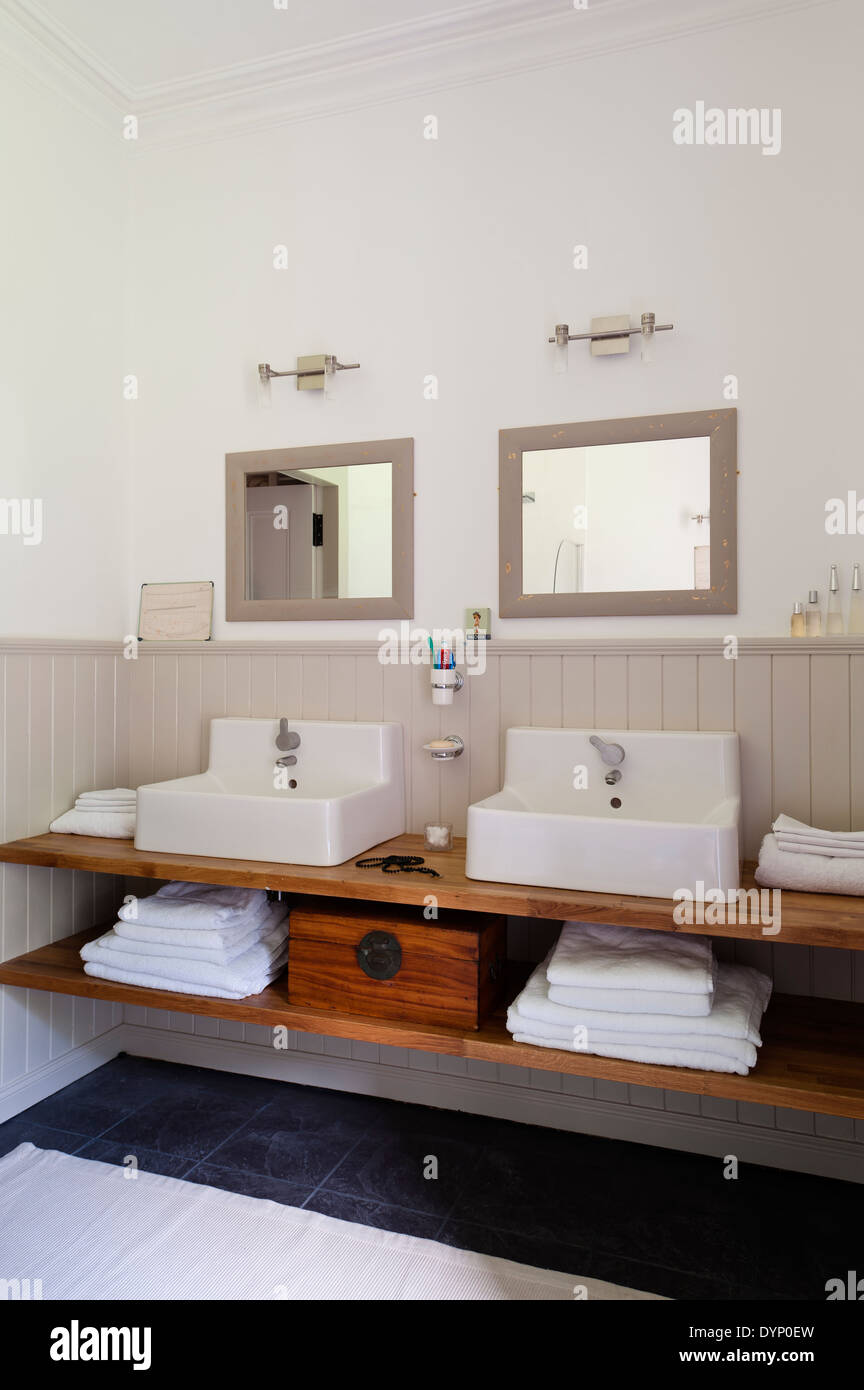 Lavabo debajo de espejo rectangular en el baño con estantes de pared  Fotografía de stock - Alamy