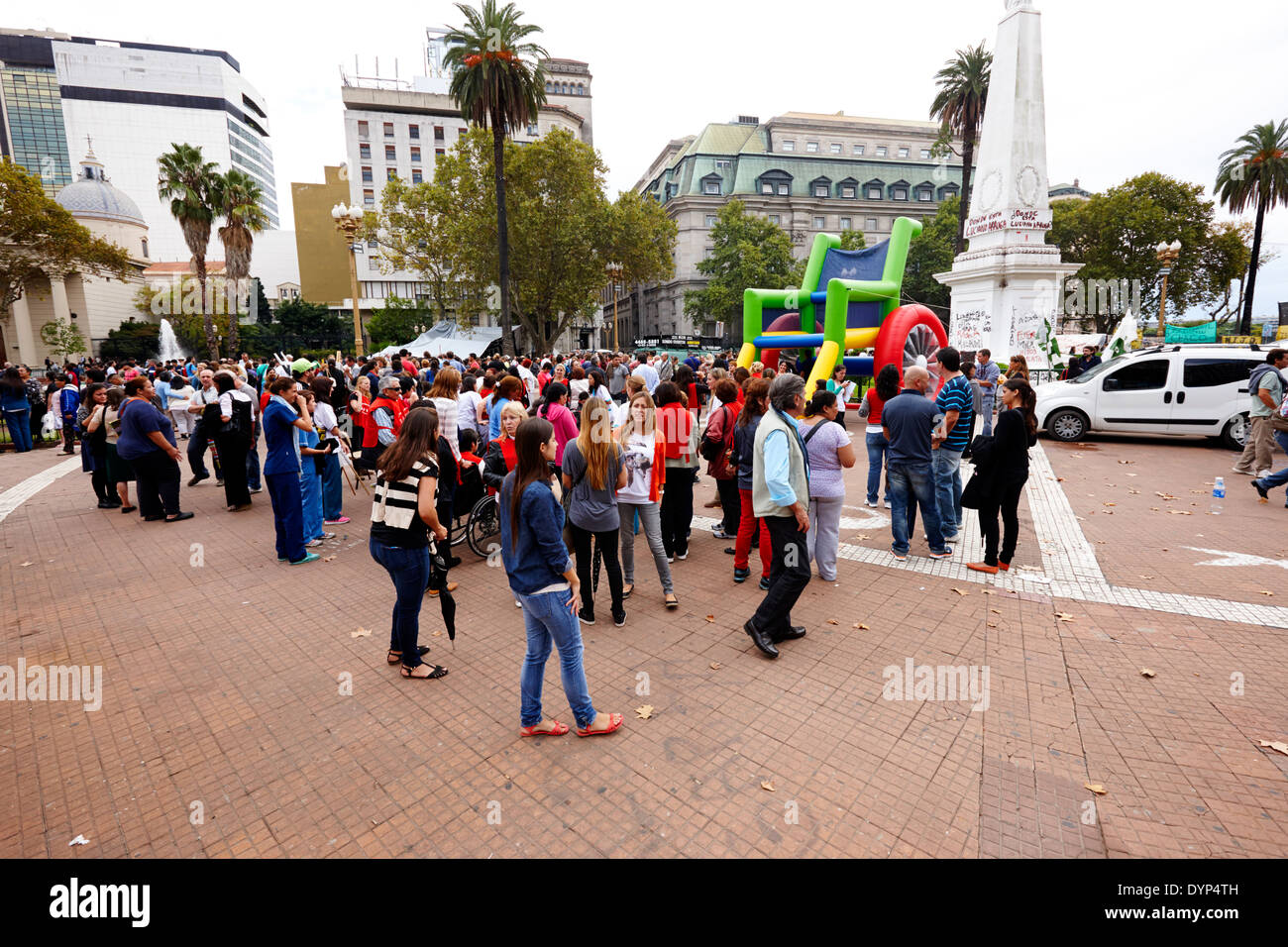 La protesta pública y manifestación plaza de mayo plaza principal en el centro de Buenos Aires Argentina Foto de stock