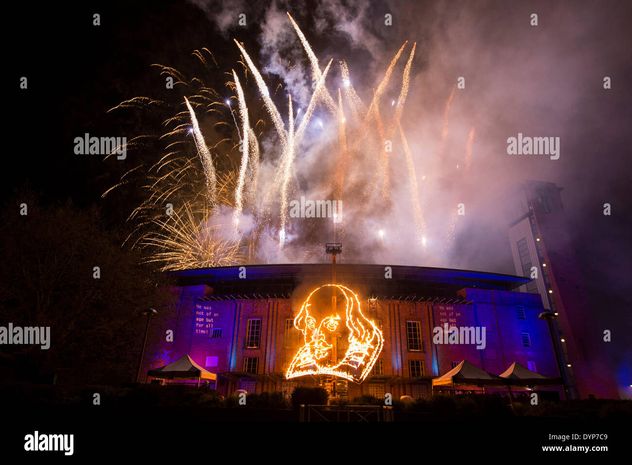 Stratford-upon-Avon, Reino Unido. 23 de abril de 2014. Un castillo de fuegos artificiales en el Royal Shakespeare Theatre en Stratford-Upon-Avon inicia las celebraciones por William Shakespeare's 450° aniversario cumpleaños. La pantalla culminó en un retrato en llamas delante del teatro. Crédito: Andrew Fox/Alamy Live News Foto de stock