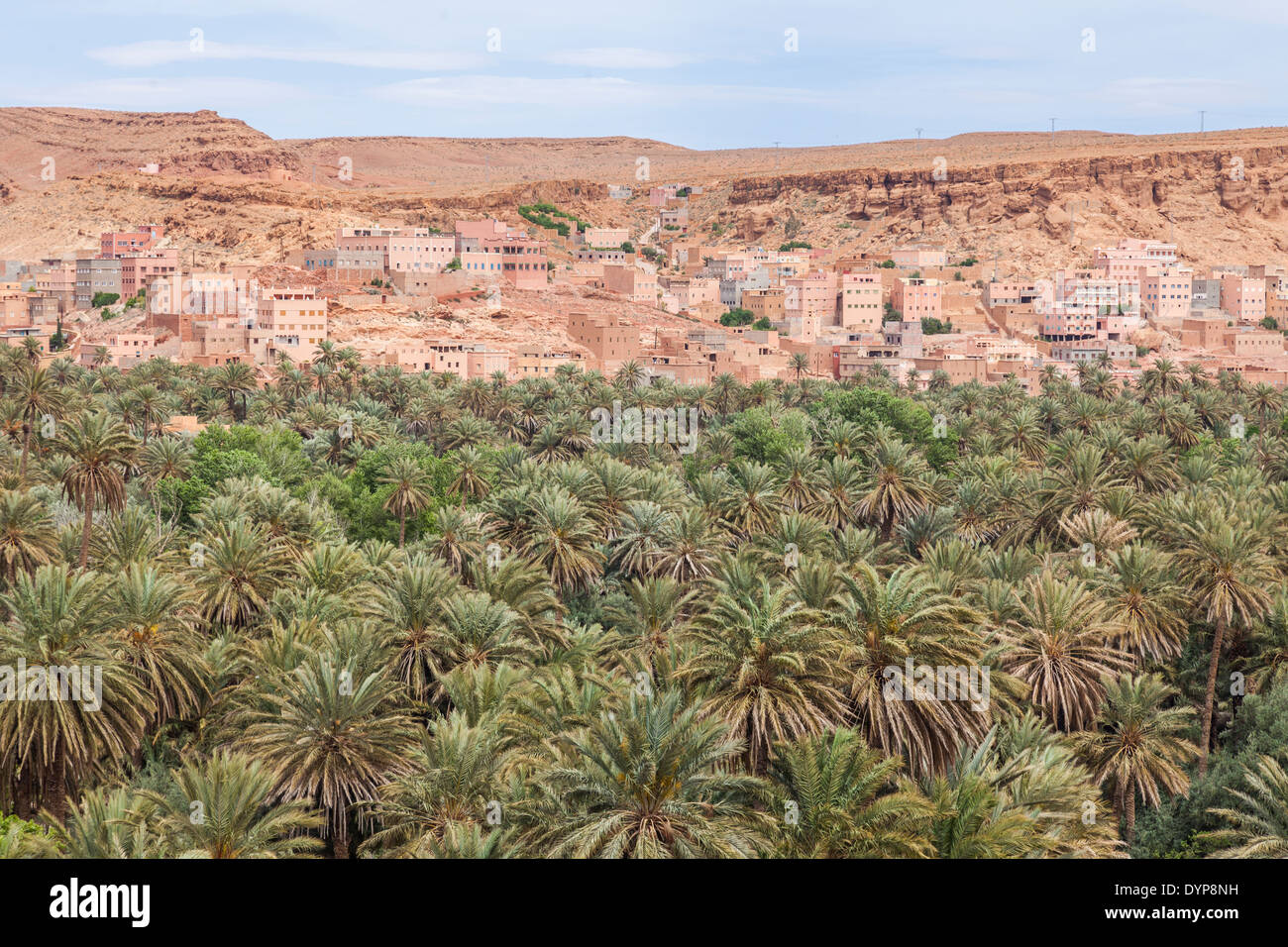 La ciudad de Tinghir, detrás del Oasis de Tinerhir en el sudeste de Marruecos, entre el Alto Atlas y el pequeño atlas. Foto de stock
