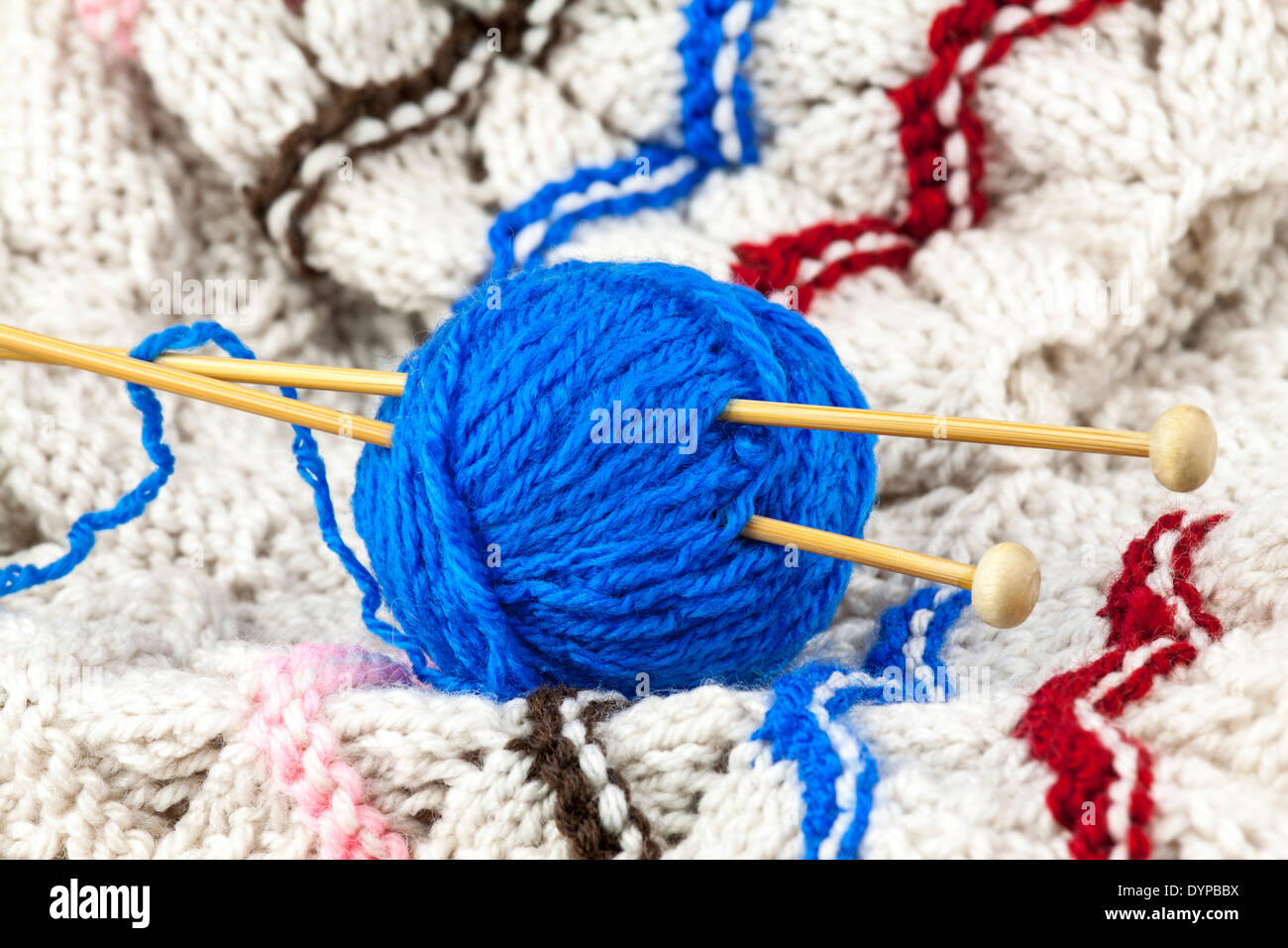 La bola de hilo azul con aguja de tejer Foto de stock
