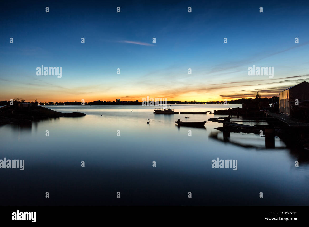 Atardecer en el astillero Hietaniemi con un hermoso mar en calma, Helsinki, Finlandia, la UE Foto de stock
