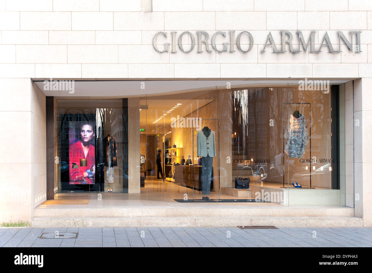Boutique de la marca de moda Giorgio Armani en el Königsallee, Düsseldorf. Foto de stock