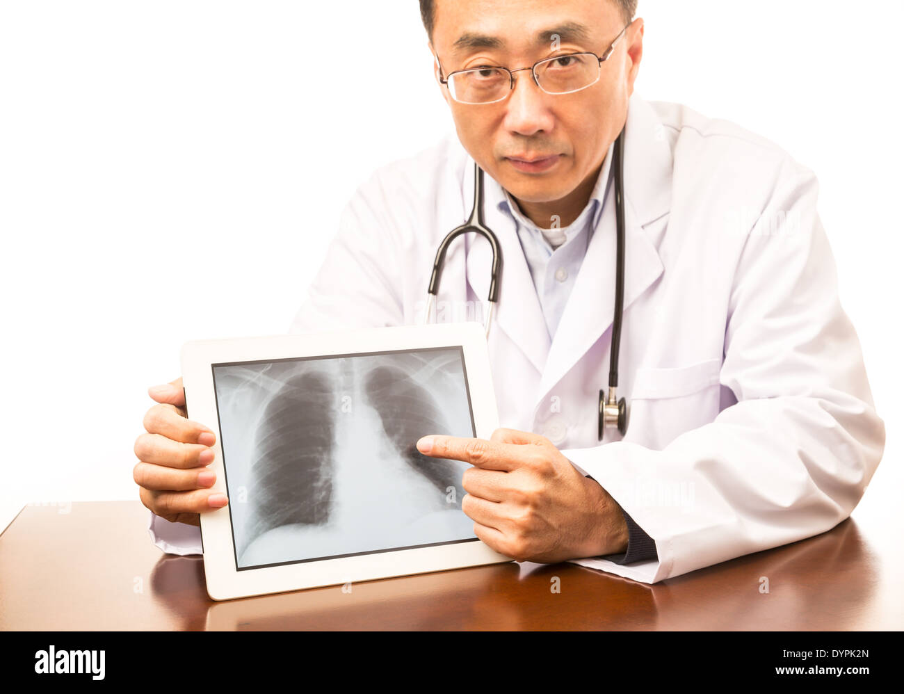 Doctor asiática sosteniendo una tableta con una imagen de rayos x Foto de stock