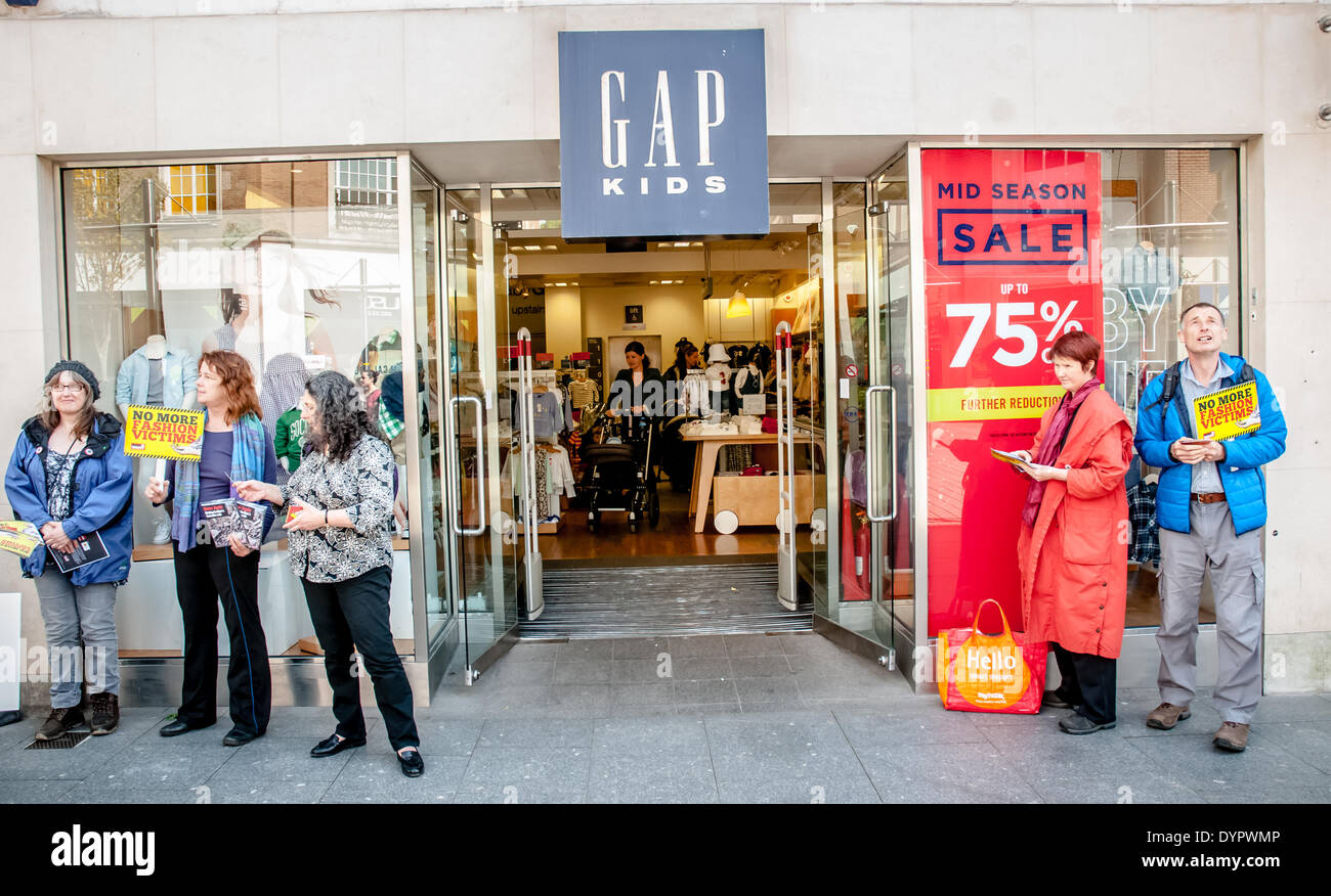 Exeter, Reino Unido. 24 abr, 2014. Los manifestantes se reúnen frente a la  tienda de ropa infantil Gap en Exeter para resaltar la brecha negativa a  firmar el acuerdo de comercio que