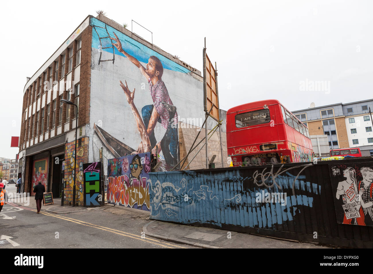 La supervivencia del más apto en mural de Fintan Magee, Londres Foto de stock