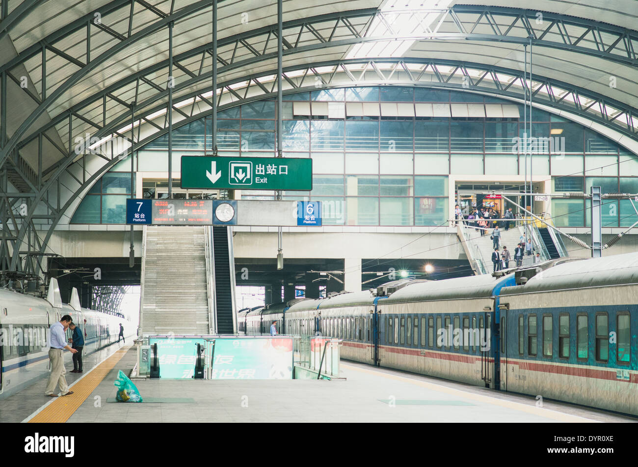 La estación de tren de Wuhan, una moderna estación de tren en China. Foto de stock