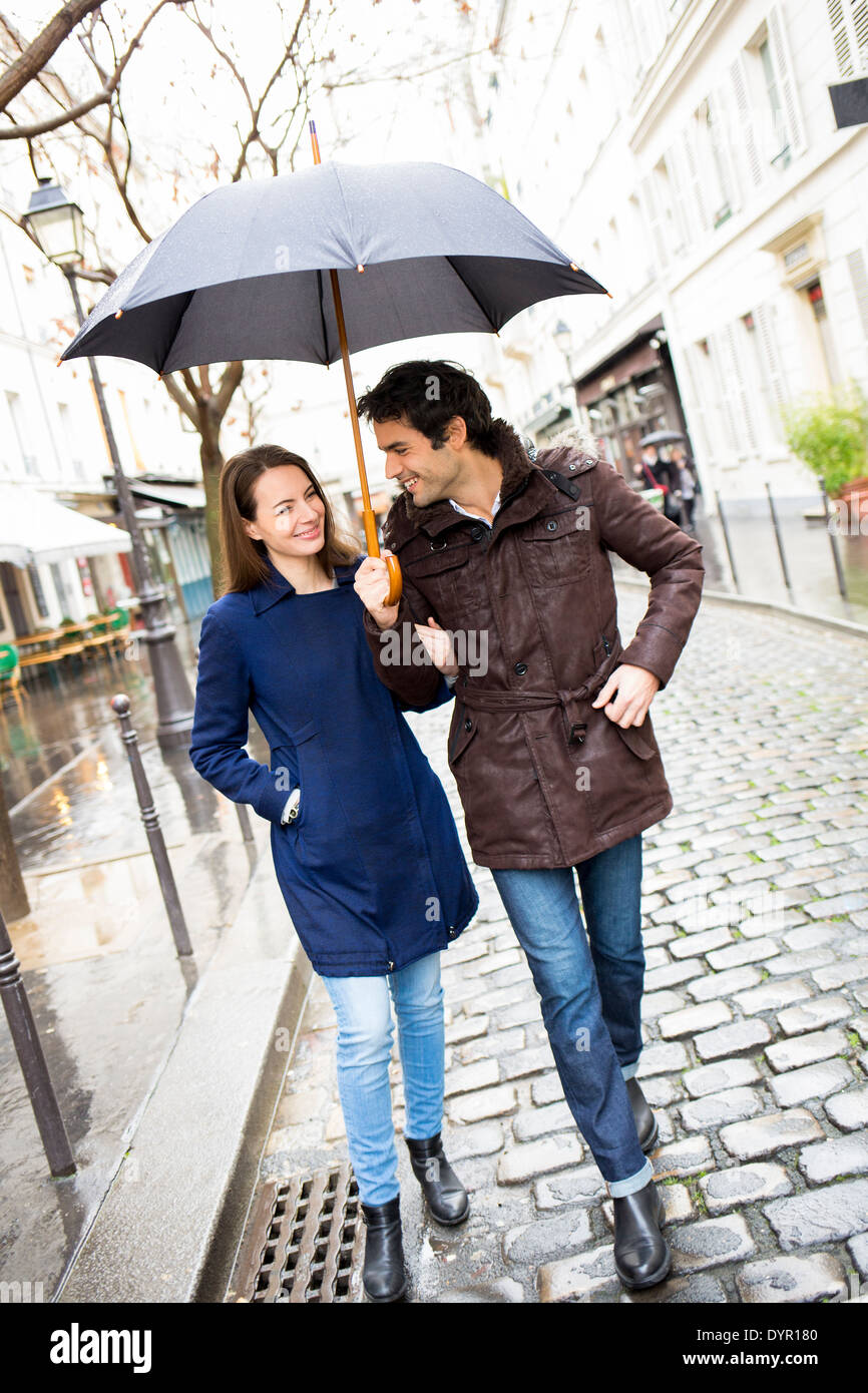 Feliz mujer sonriente hombre paraguas ducha Foto de stock