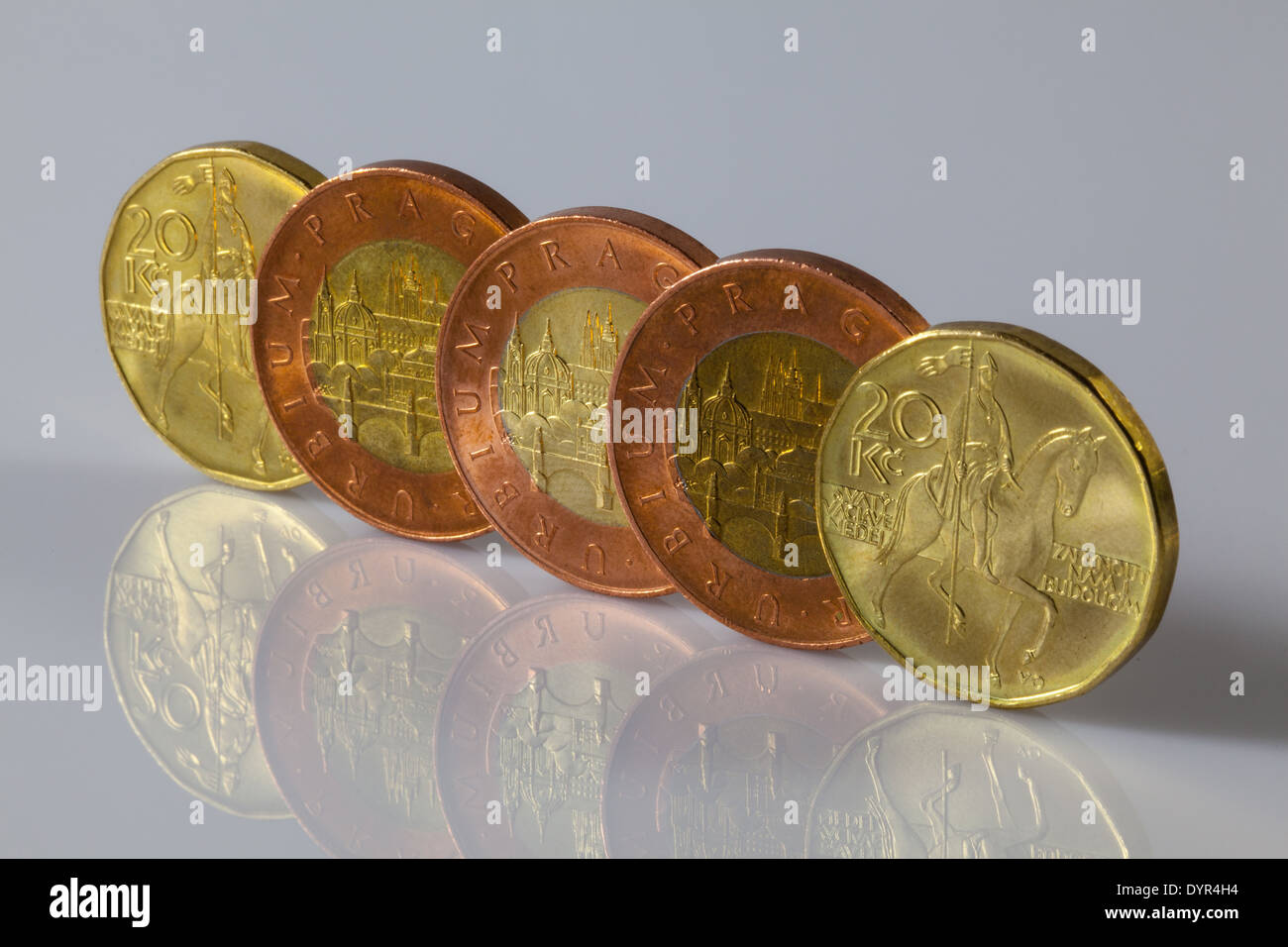 Monedas checas de pie en el mostrador de cristal Foto de stock