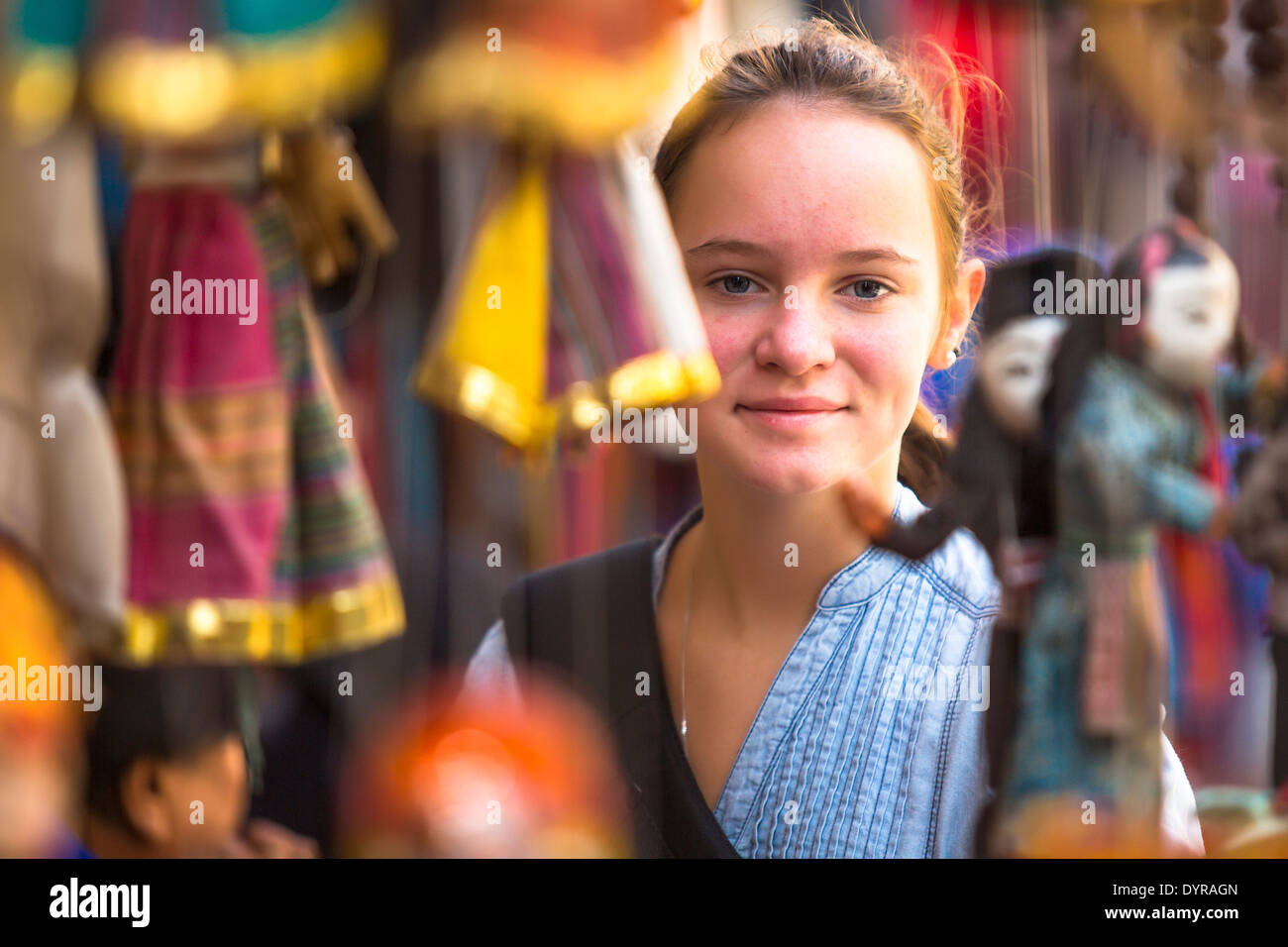 Joven en una tienda de souvenirs en Katmandú. Foto de stock