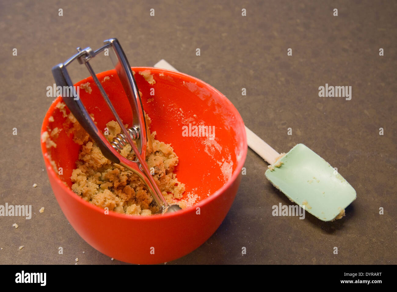 La masa de galleta sin gluten en Orange Bowl de silicona con espátula y cookie baller Foto de stock