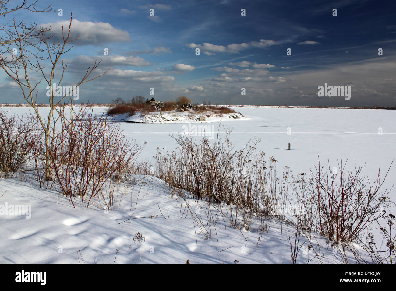Los pequeños estados insulares en Tommy Thompson Park, Toronto, Ontario, Canadá visto en congelado y cubierto de nieve del Lago Ontario Foto de stock