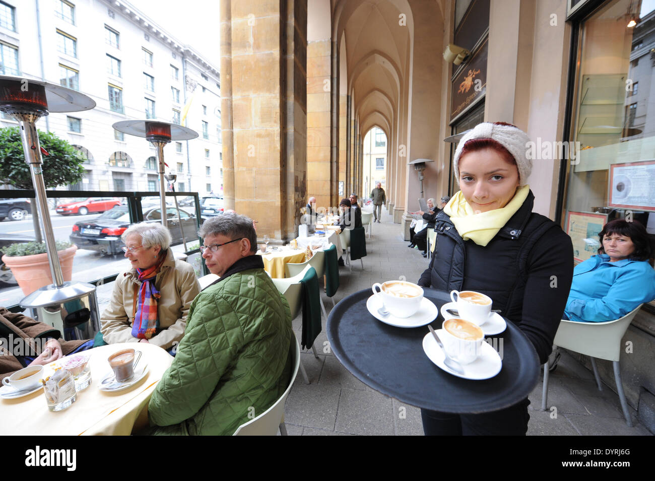 Cafe 'Opern-Espresso" en Múnich la Maximilianstrasse, 2011 Foto de stock
