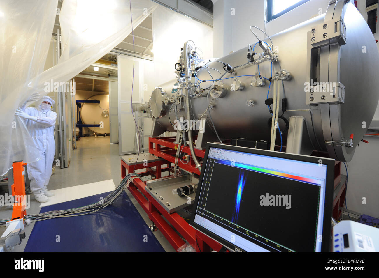 El Instituto Max Planck para la Física Extraterrestre exámenes un telescopio de rayos X en Neuried, 2012 Foto de stock