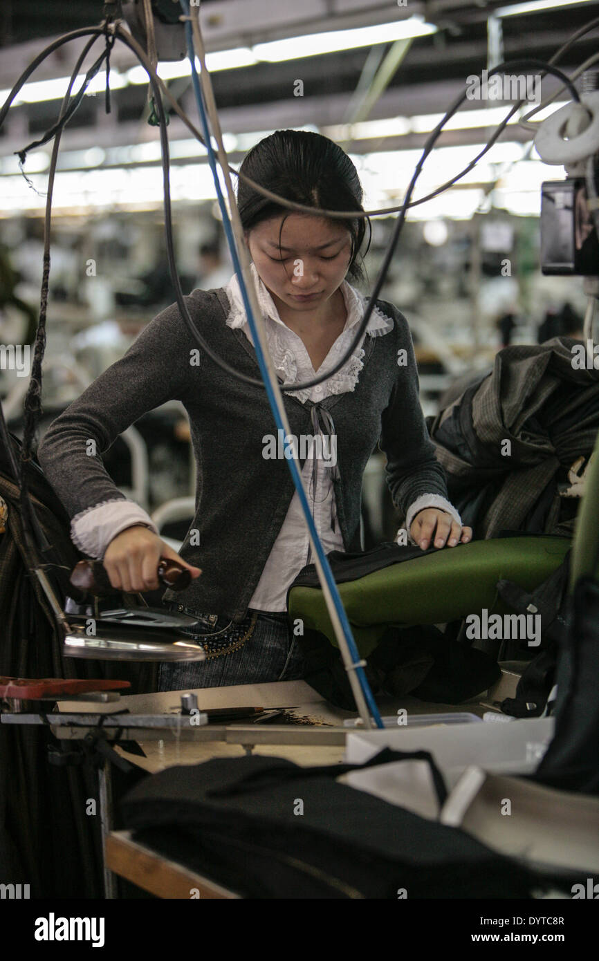 Los trabajadores de prendas de vestir para el hierro 'Venetia' marca Foto de stock