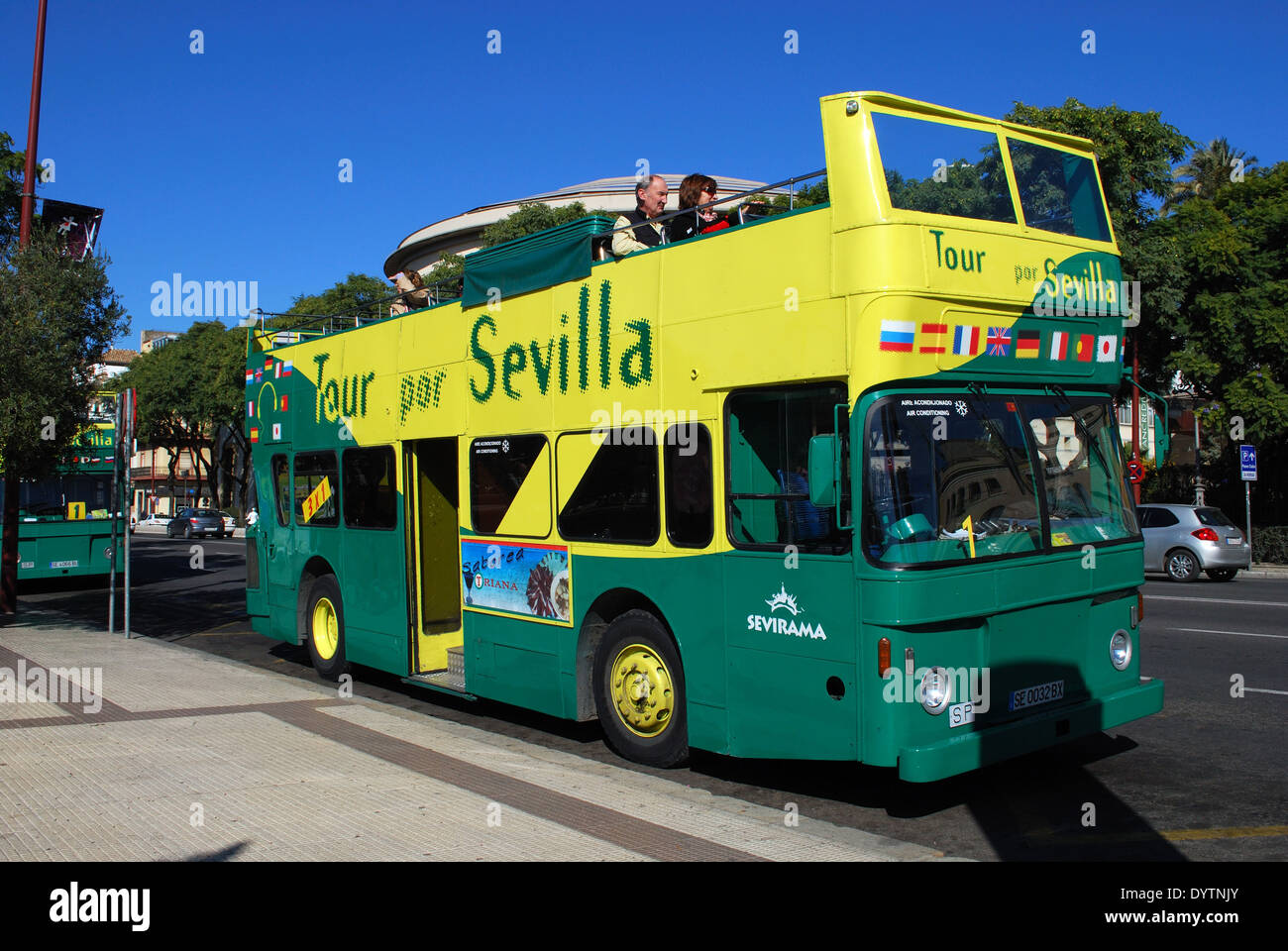Verde y amarillo City tour bus, Sevilla, provincia de Sevilla, Andalucía,  España, Europa Occidental Fotografía de stock - Alamy