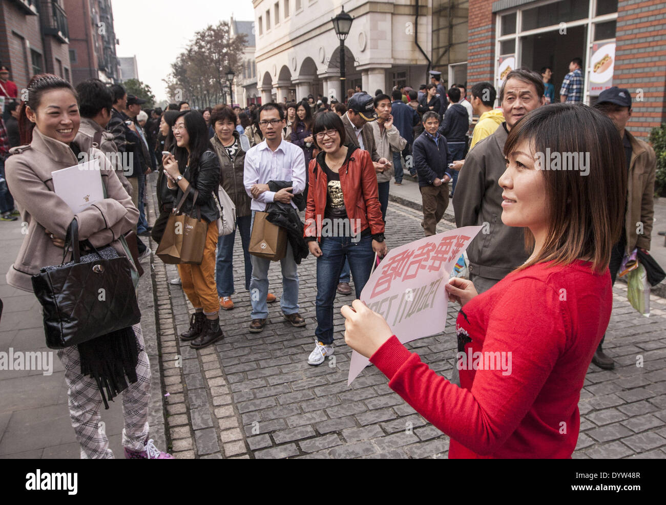 Una mujer mantenga un documento leído:" quiero casarme' en Shanghai el primer "matrimonio y Amor Expo' Foto de stock