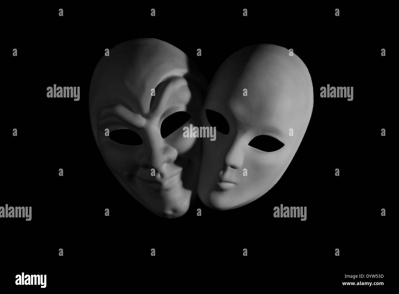 Dos Máscaras blancos atados juntos sobre un fondo negro que simboliza el  bien y el mal Fotografía de stock - Alamy