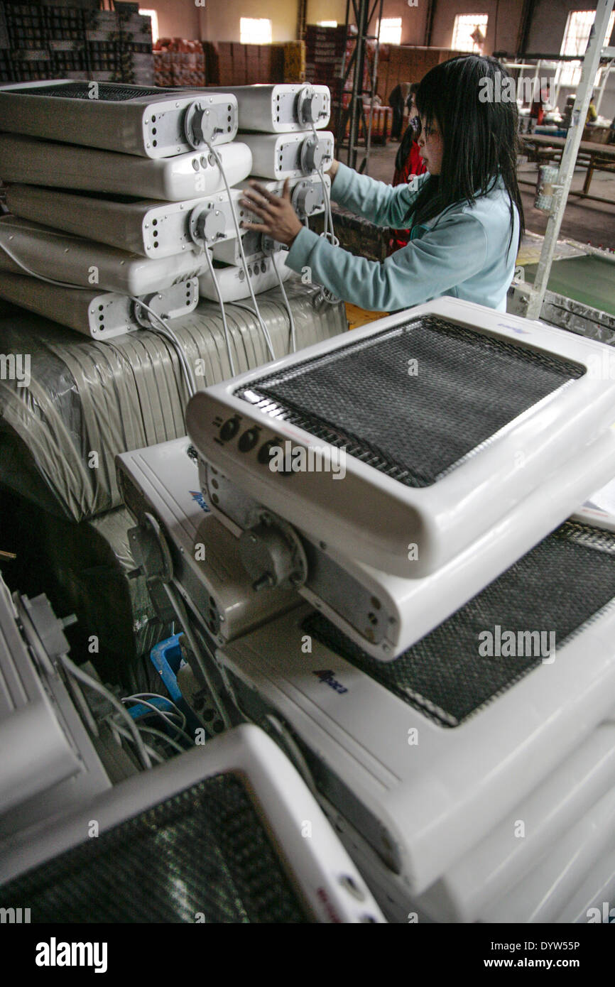 Los trabajadores trabaja en una línea de ensamblaje en Chuan Ying Electric Appliance Co Foto de stock
