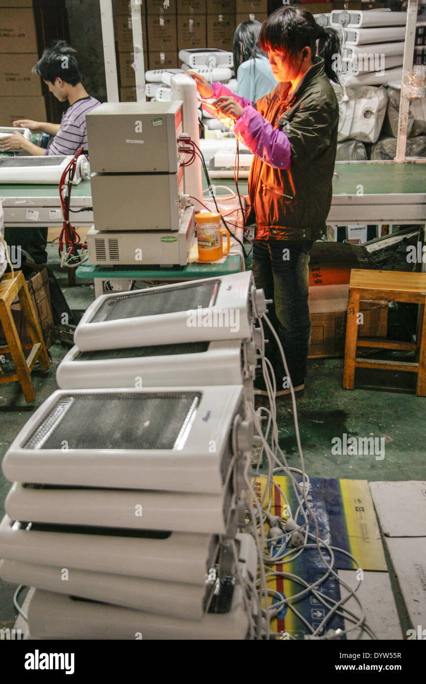 Los trabajadores trabaja en una línea de ensamblaje en Chuan Ying Electric Appliance Co Foto de stock