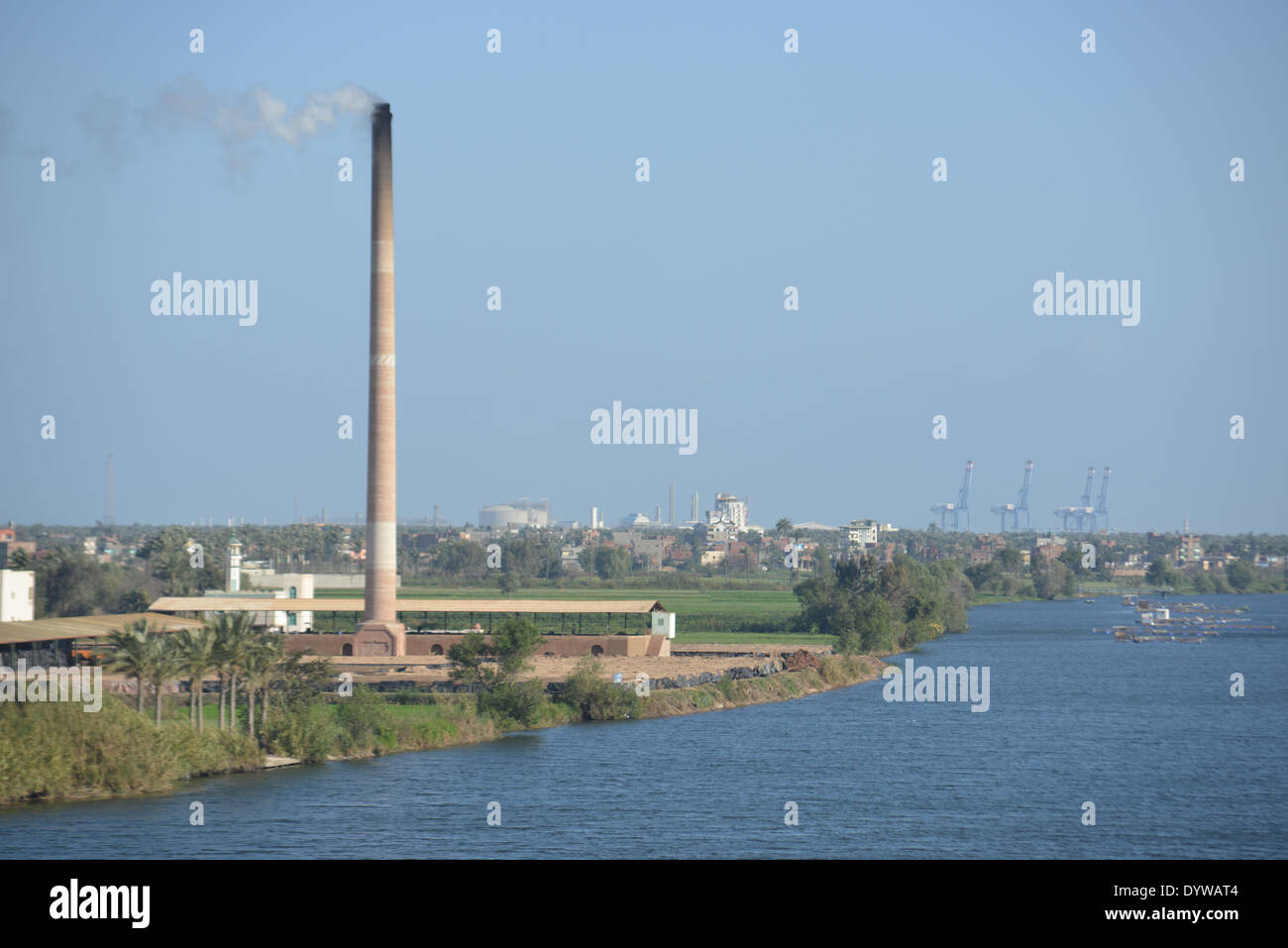 La boca del Nilo en Damietta, Egipto donde las frescas aguas del río más largo del mundo el Nilo cumple el final de su largo viaje desde el centro de AF