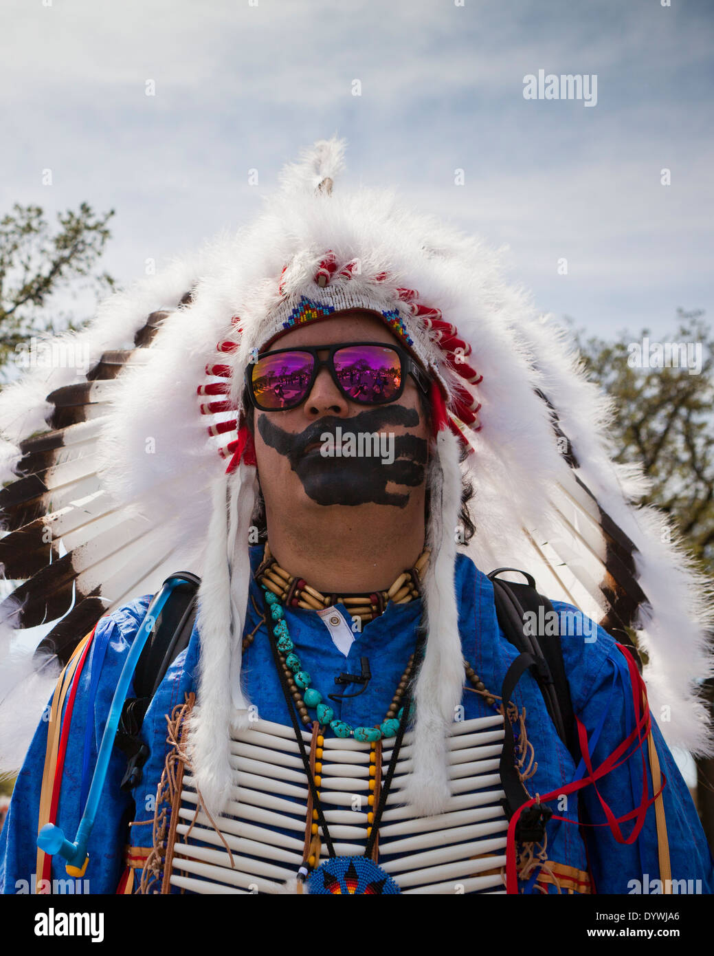 Hombre con Native American Indian War Bonnet Foto de stock