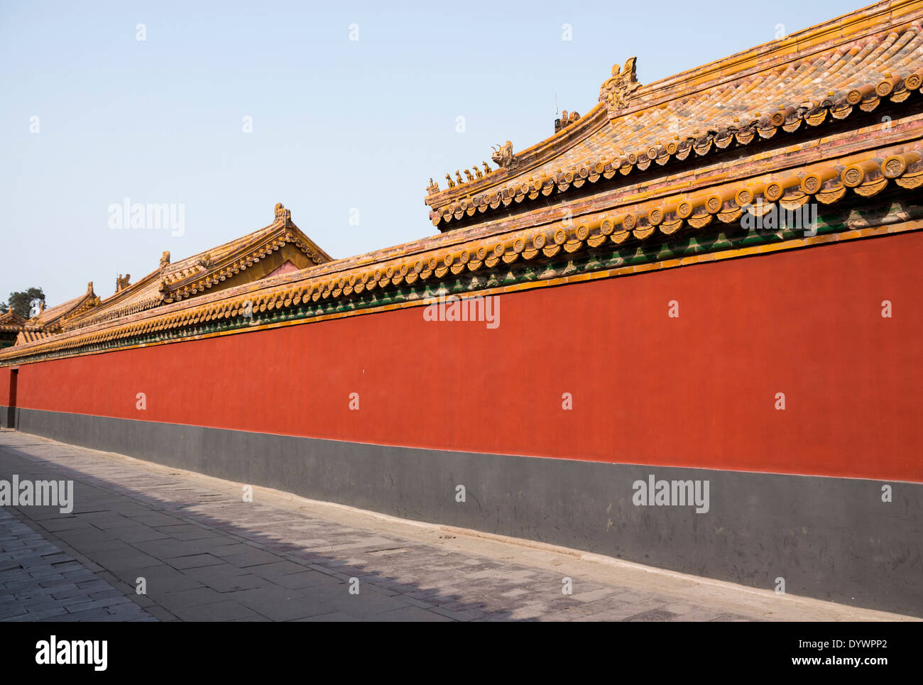 El callejón entre los muros de la Ciudad Prohibida en Beijing, China. Foto de stock