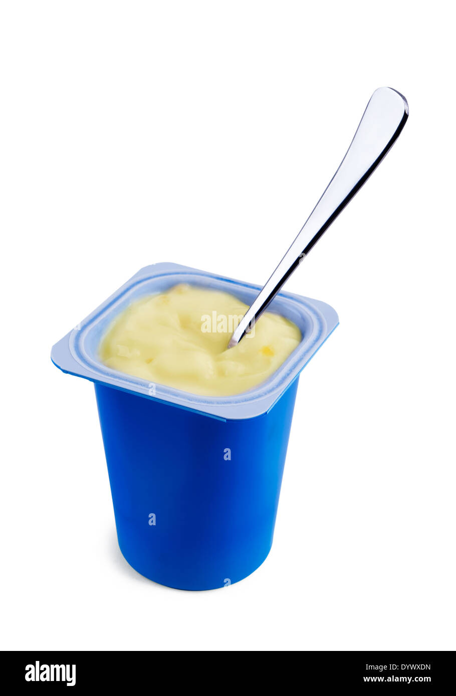 El yogur con una cuchara sobre un fondo blanco. Foto de stock