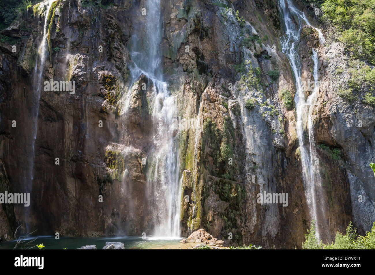 Hermosa cascada en el Parque Nacional de Los Lagos de Plitvice (Croacia). Foto de stock