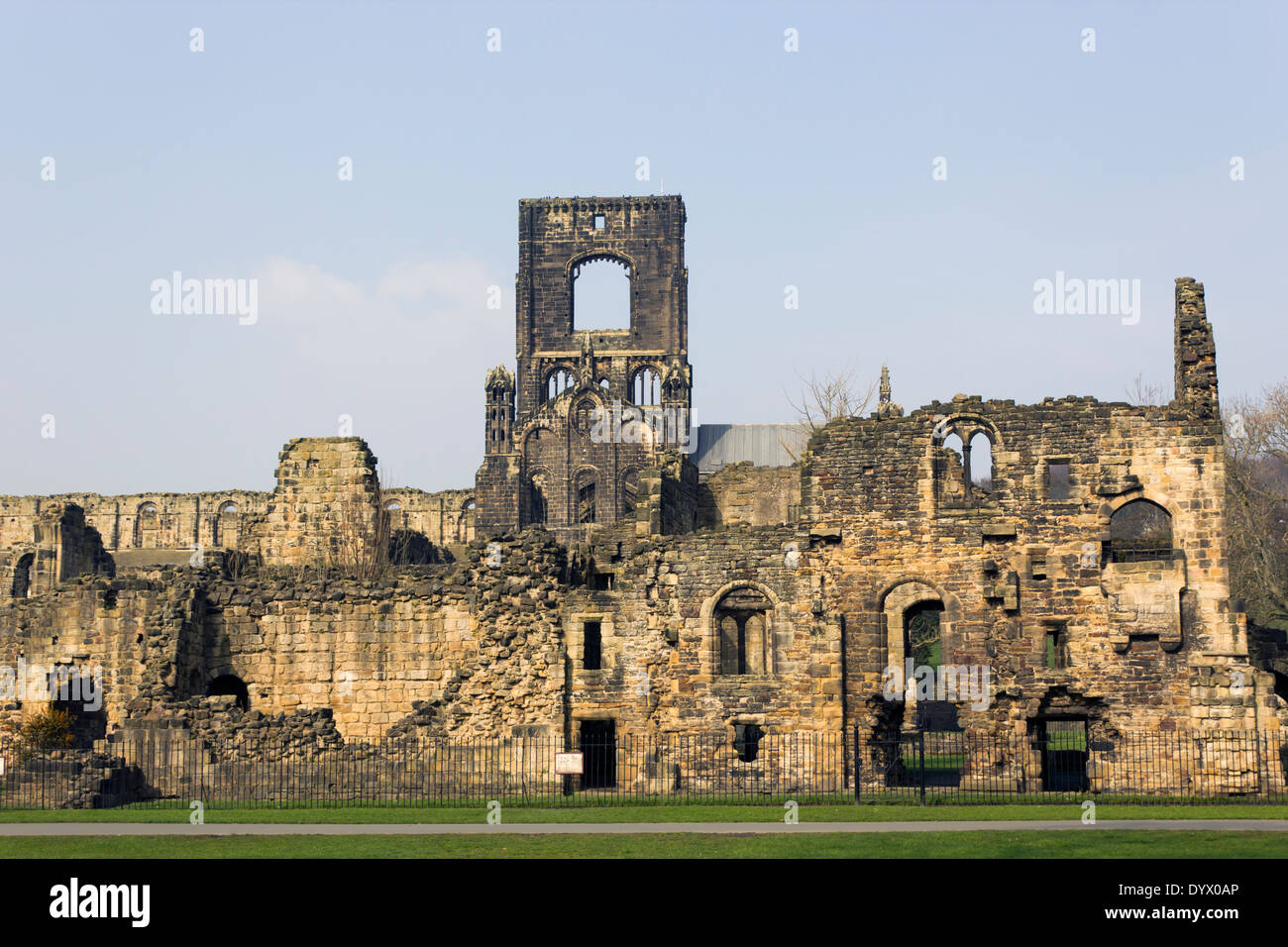 Kirkstall Abbey, Kirkstall , Leeds, West Yorkshire, Inglaterra. Un monasterio cisterciense en ruinas del siglo 12. Foto de stock