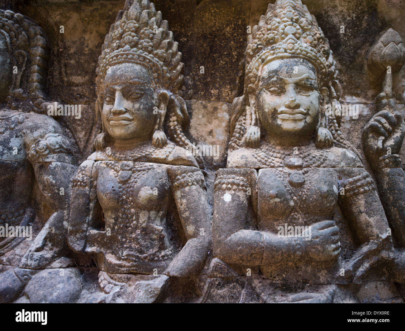 Tallas de piedra arenisca de las figuras divinas en la Terraza del Rey Leproso, dentro de Angkor, Siem Reap, Camboya Foto de stock