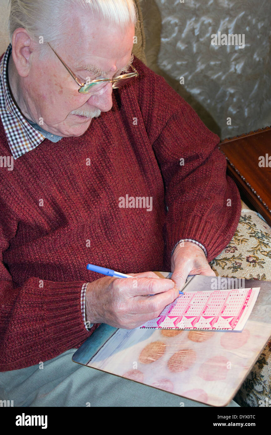 Viejo jugando a la lotería Euromillions. Foto de stock